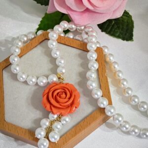 Collana girocollo perle bianche con pendente rosa imitazione corallo