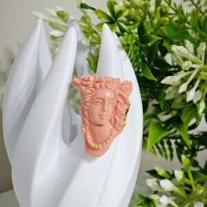 Anello cammeo  pasta di corallo rosa e ottone dorato , anello maxi, gioielli italiani