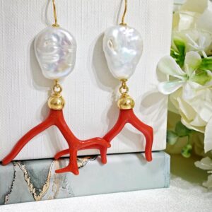 Orecchini perle barocche bianche e corallo rosso mediterraneo con argento 925 placcato oro, gioielli italiani