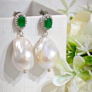 Orecchini perle barocche goccia bianche e argento 925 con smeraldi e zirconi