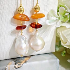 Orecchini perle barocche bianche, ambra baltica e argento 925 placcato oro, gioielli italiani