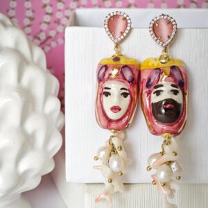 Orecchini teste di moro in ceramica Caltagirone con perle bianche ,corallo rosa naturale e pietre quarzo rosa , orecchini siciliani