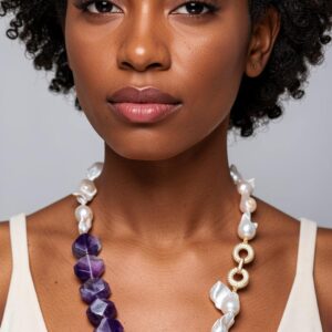 Collana girocollo perle barocche bianche con pietre dure ametista e chiusura gioiello con cristalli,  gioielli italiani