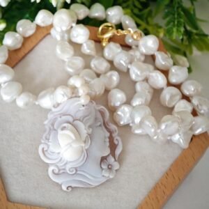 Collana cammeo conchiglia sardonica, collana perle bianche, gioielli italiani, cammeo necklace