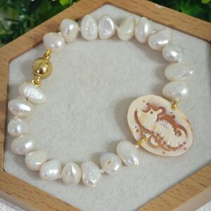 Bracciale cammeo conchiglia sardonica con perle bianche naturali, gioielli italiani