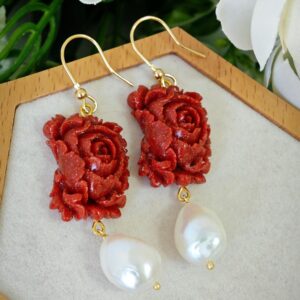 Orecchini rose corallo rosso e perle barocche bianche , orecchini argento, gioielli italiani