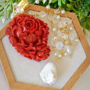 Collana girocollo con rosa rossa pasta di corallo rosso , perla barocca bianca e quarzo cristallo di rocca