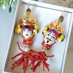 Orecchini ceramica Caltagirone, perle bianche e corallo rosso mediterraneo e argento 925 placcato oro , orecchini siciliani