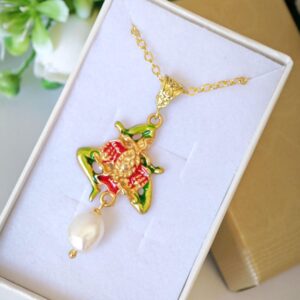 Collana Trinacria in ottone smaltato con perle bianche , collana siciliana minimal