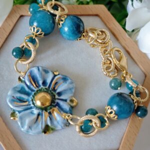 Bracciale fiore in ceramica di Caltagirone con pietre apatite blu, bracciale siciliano