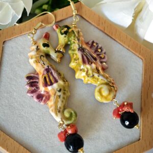 Orecchini cavallucci marini ceramica Caltagirone, orecchini corallo e pietre onice nero, orecchini siciliani