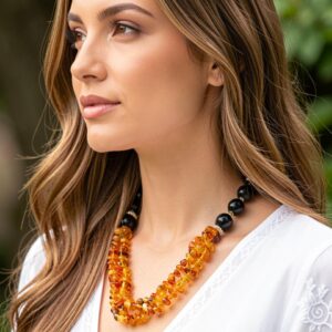 Collana girocollo pietre onice nero e ambra baltica, collana maxi , collana moderna