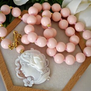 Collana cammeo conchiglia sardonica con perle pasta di corallo rosa, gioielli italiani