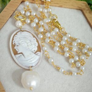 Collana cammeo conchiglia sardonica e catena  rosario perle bianche, gioielli italiani