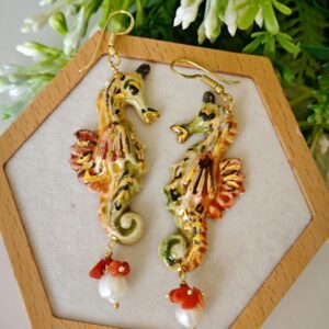 Orecchini cavallucci marini ceramica Caltagirone, orecchini corallo e perle bianche barocche , orecchini siciliani