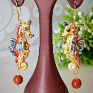 Orecchini cavallucci marini ceramica Caltagirone, orecchini corallo e perle bianche barocche , orecchini siciliani