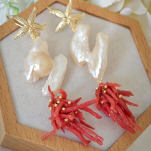 Orecchini corallo rosso naturale e perle barocche bianche con stelle marine in argento 925 placcato oro, gioielli italiani