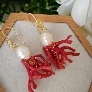 Orecchini corallo rosso naturale mediterraneo, perle bianche e pesci argento 925 placcato oro, gioielli italiani