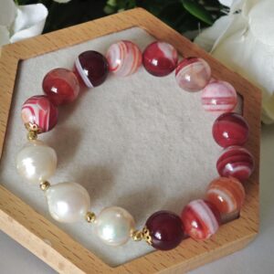 Bracciale pietre dure agata brasiliana rossa con perle barocche bianche, bracciale maxi
