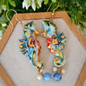 Orecchini cavallucci marini ceramica Caltagirone, orecchini calcedonio e perle bianche barocche , orecchini siciliani