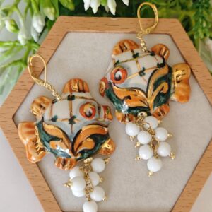 Orecchini pesci ceramica Caltagirone , orecchini pietre onice bianco, orecchini siciliani