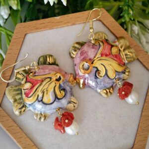 Orecchini ceramica Caltagirone, orecchini perle bianche e corallo rosso mediterraneo , orecchini siciliani