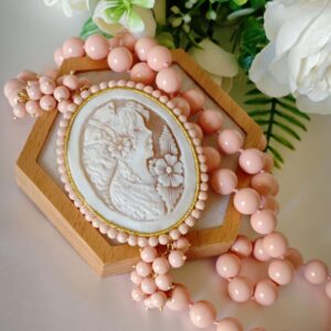 Collana cammeo conchiglia sardonica  con perle pasta di corallo rosa , gioielli italiani