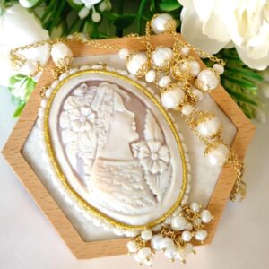 Collana  cammeo conchiglia sardonica e perle barocche bianche, collana argento 925, gioielli italiani