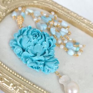 Collana perle bianche e pietre calcedonio con pendente rosa pasta di turchese , gioielli italiani
