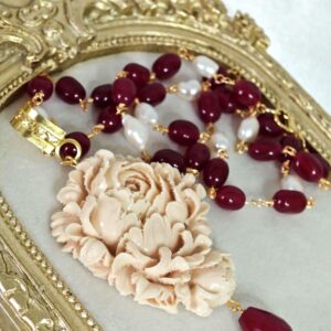 Collana perle bianche e pietre dure quarzo rosso con pendente rosa pasta di avorio , gioielli italiani