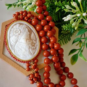 Collana cammeo conchiglia , collana perle rosse , gioielli italiani