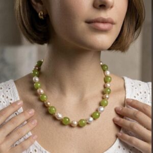 Collana pietre dure giada verde e perle barocche, gioielli italiani