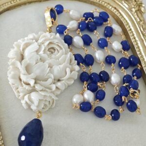 Collana perle bianche e pietre quarzo blu con pendente rosa bianca, collana rosario, gioielli italiani