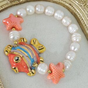 Bracciale pesce ceramica Caltagirone con perle bianche e stelle marine, bracciale siciliano